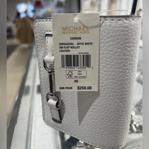 MICHAEL KORS Carson Small Pebbled Leather Wallet
Optic White 
NWT - Picture 5 of 16
